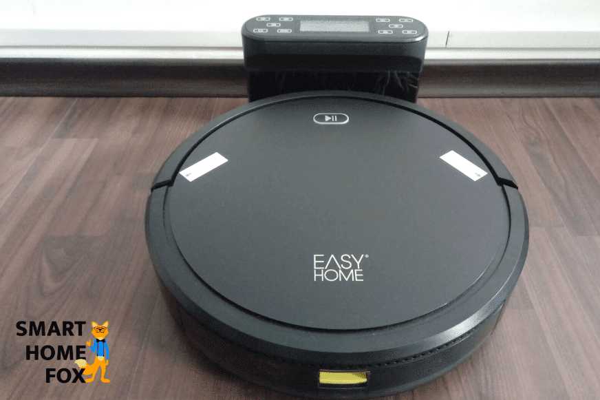 Easy Home Saugroboter von Aldi ist an der Ladestation beim Akku Aufladen